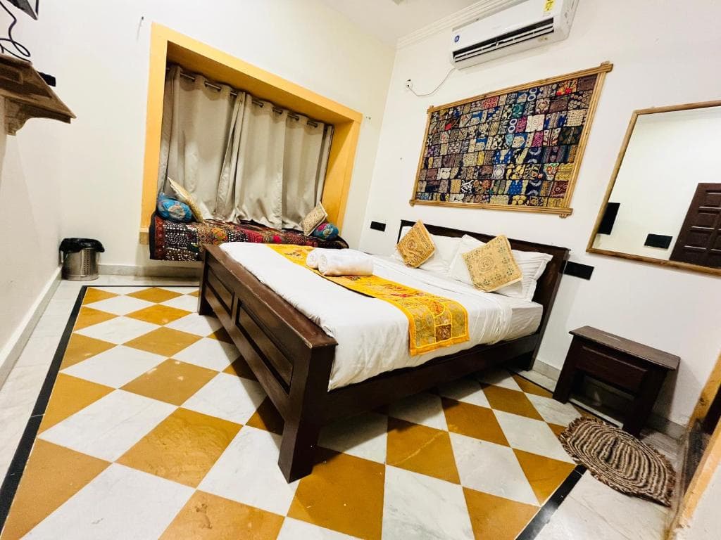 DELUXE ROOMS